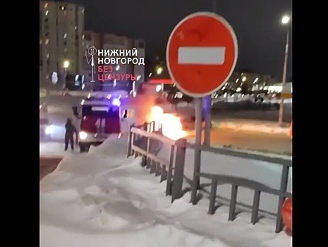 Автомобиль загорелся у ТРЦ «Седьмое небо» в Нижнем Новгороде