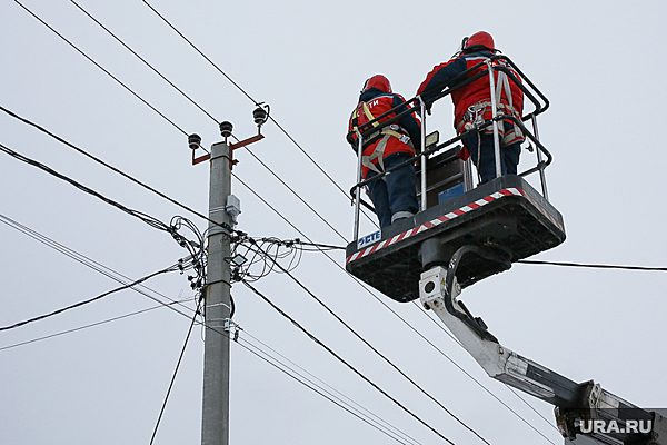 Энергетики отключили свет на улице Салехарда из-за сильного ветра