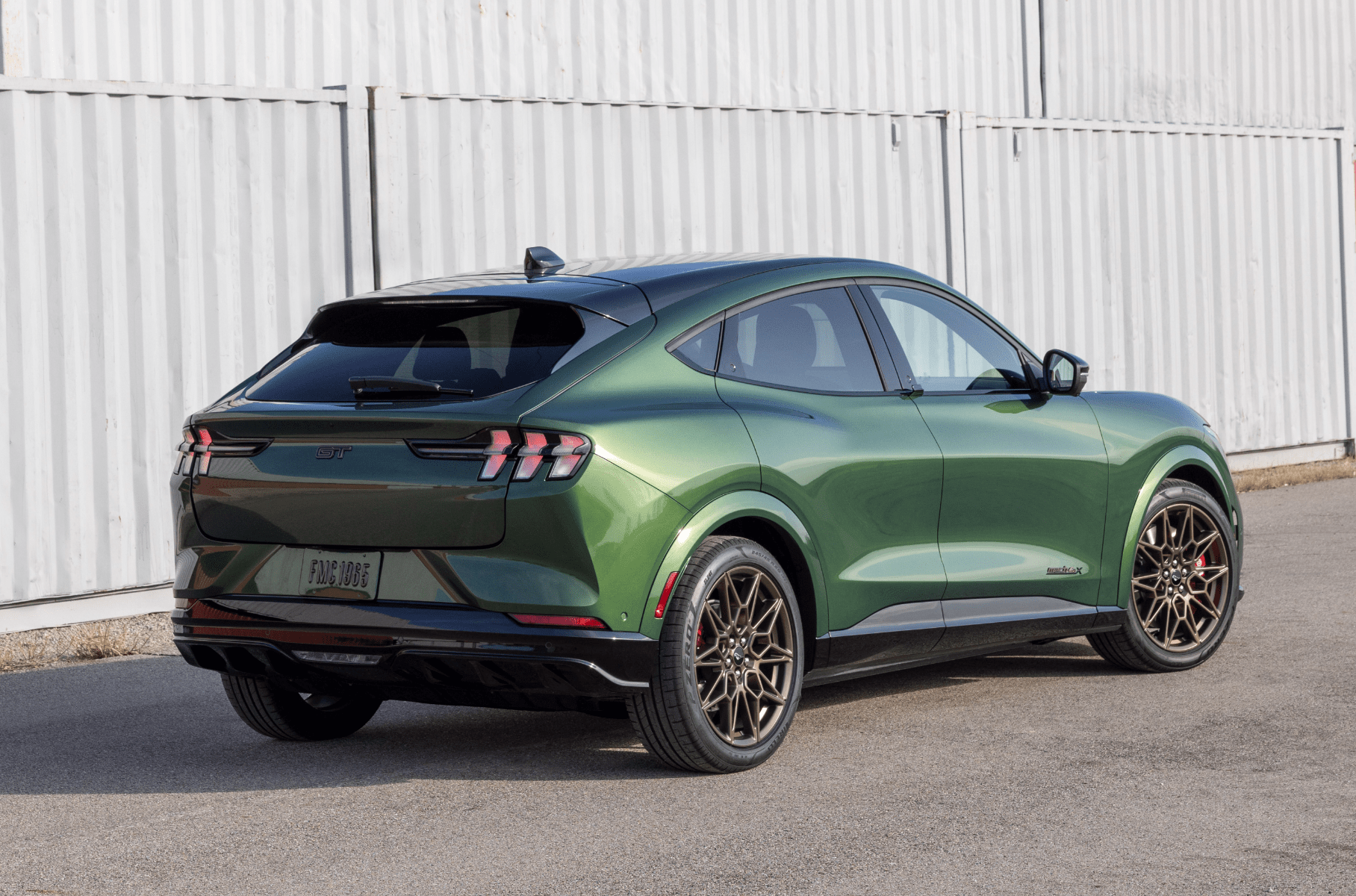 Ford показал самый быстрый Mustang Mach-E GT с «бронзовым» декором3