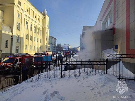 Гимназия №10 горит в центре Новосибирска