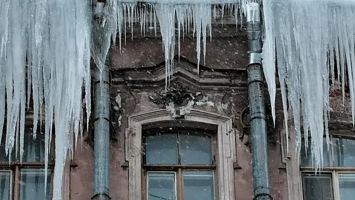 Глыба льда упала на голову жительнице Петербурга