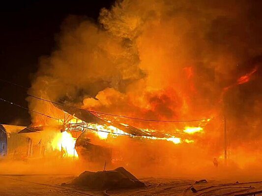 Крупный пожар произошел в производственном здании в Архангельске