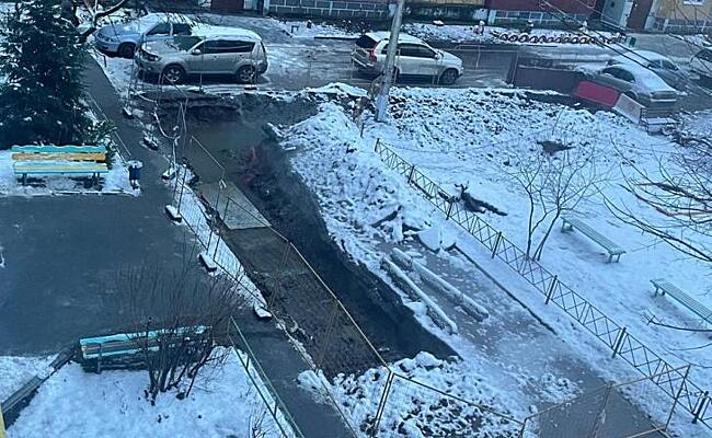 Куряне с Майского бульвара жалуются, что яму с горячей водой во дворе не закапывают месяц