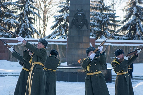 Курсанты из Воронежа несли Вахту Памяти у Вечного огня в Курске