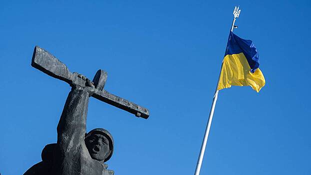 Мэр и глава военной администрации украинского Ромно подрались у мемориала воинам