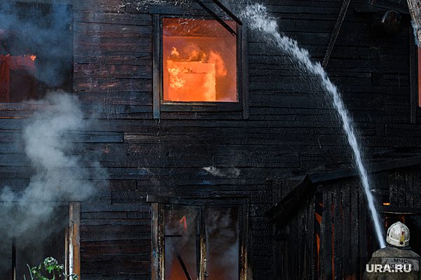 Мэр Салехарда Титовский: жителей сгоревших домов разместят в маневренном фонде