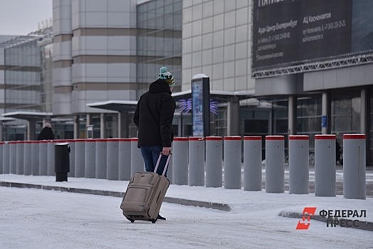 Мужчина пытался съесть найденный у него пакет с наркотиками в аэропорту Иркутска