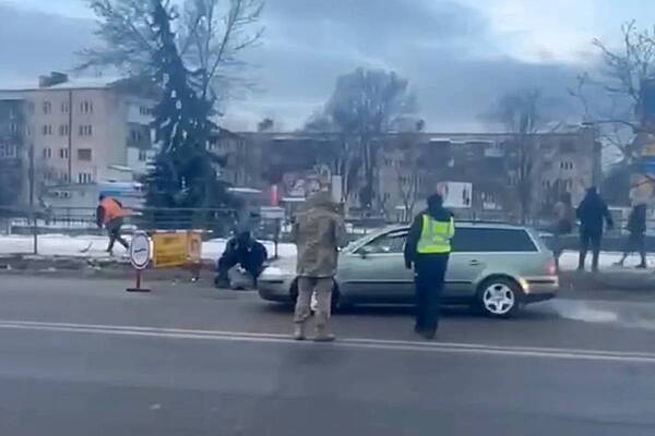 На Украине военкомы положили на землю двух мужчин в ходе мобилизации