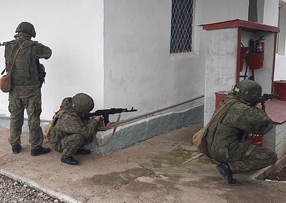 На военной базе ЮВО в Абхазии с военнослужащими была проведена тренировка по антитеррору