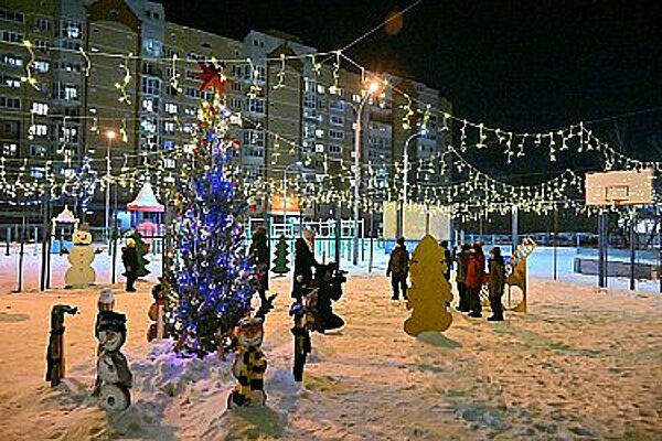 Новогодняя атмосфера воцарилась во многих хабаровских дворах