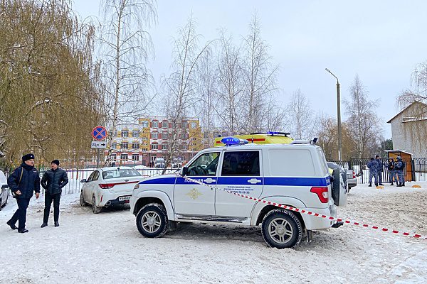 Охранницу брянской школы, где произошла стрельба, выпустили из СИЗО