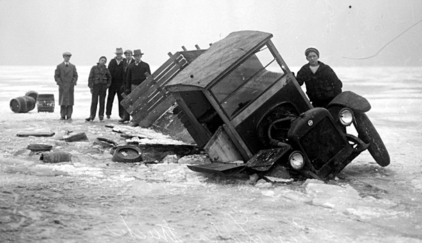 Фотоархив: как бутлегеры доставляли алкоголь прямо по льду замёрзшей реки в Детройте