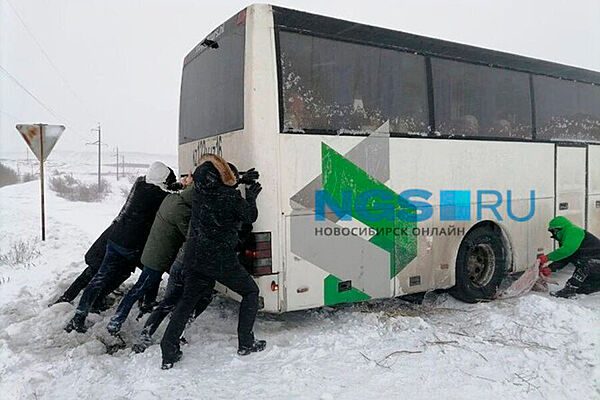 Россияне вытолкали автобус с обрыва ради возвращения на родину