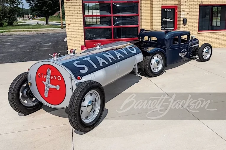 Шикарный хотрод 1932 Willys с прицепом-бочкой и деталями от бомбардировщиков1