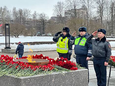 Сотрудники полиции Петербурга возложили цветы на Серафимовском кладбище