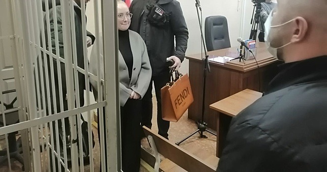 Суд Екатеринбурга продлил блогеру Улановой, обвиняемой в мошенничестве, действие ограничительных мер