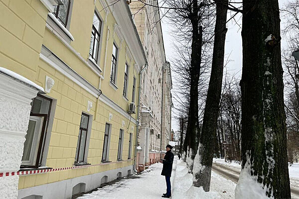 В Ярославле на трехлетнюю девочку рухнула снежная глыба