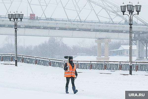 Уборщик снега получил обморожение, работая на крыше здания в Екатеринбурге