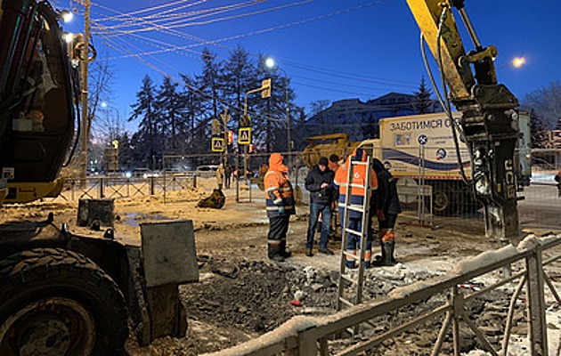 В Архангельске обнаружили течь воды, из-за которой сутки закрыт проезд в центре города