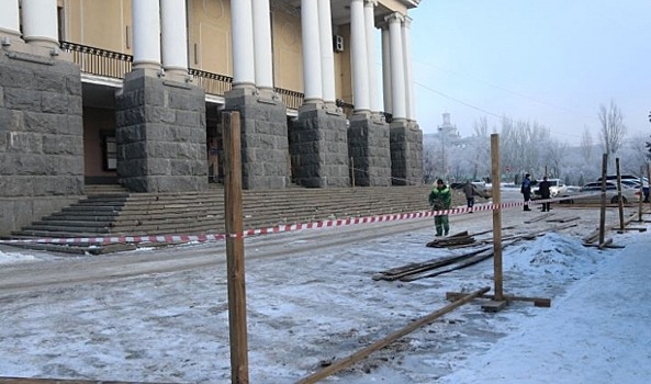 В центре Волгограда стартовал капремонт входа в музыкальный театр