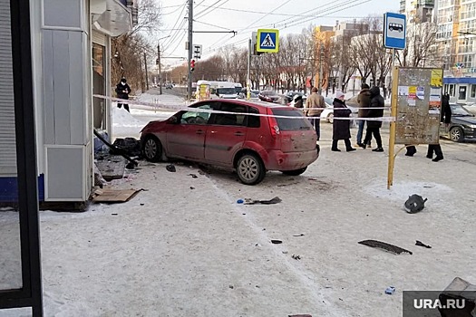 В Челябинске водитель «Фольксвагена» въехал в остановочный комплекс с людьми