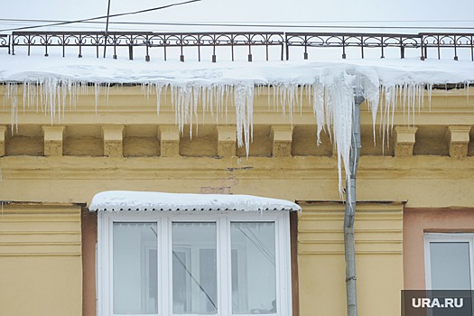 В Челябинской области после падения сосульки с крыши пострадал ребенок