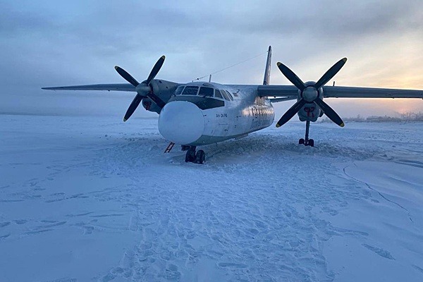 В Якутии самолет Ан-24 сел вне ВПП на реку Колыма