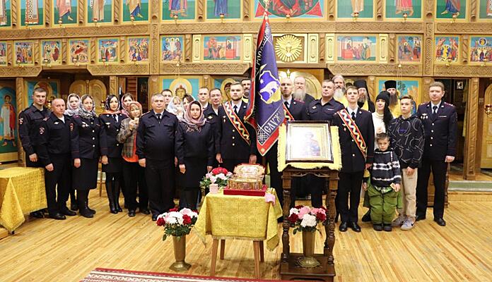 В кафедральном соборе города Анадыря освятили Знамя УМВД России по Чукотскому автономному округу