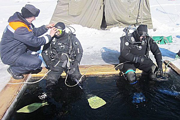 В Красноярском крае водолазы нашли одного из утонувших на снегоходе рыбаков