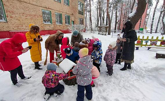 В Курске детсадовцы покормили птиц