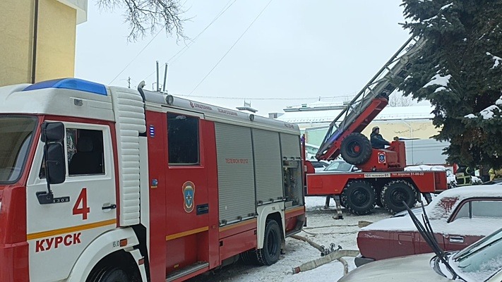 В Курске на пожаре в доме на Дзержинского эвакуировали 36 человек