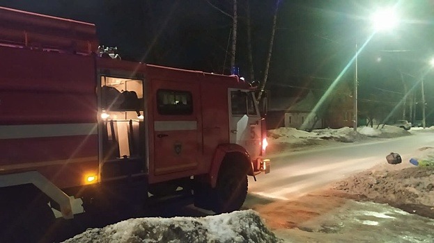 В Курске огнеборцы спасли на пожаре женщину и ребёнка