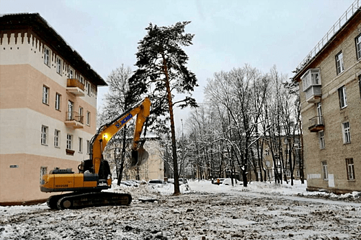 В Монине снесли аварийную водонапорную башню