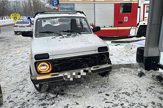 В Москве внедорожник Lada Niva врезался в остановку с людьми. Есть пострадавшие