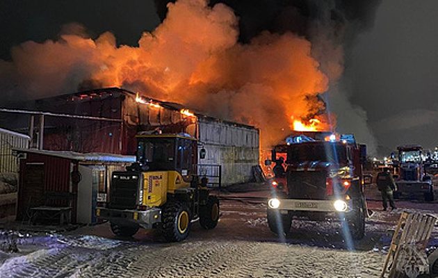 В Мурманске потушили пожар на рыбном складе