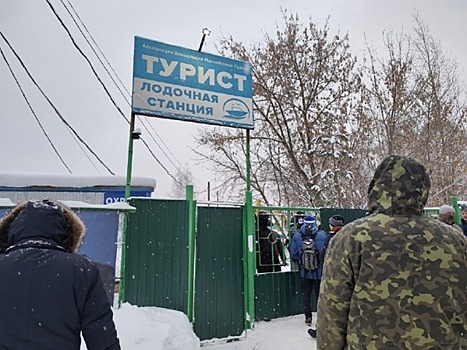 В Нижнем Новгороде люди в балаклавах сносят лодочную станцию