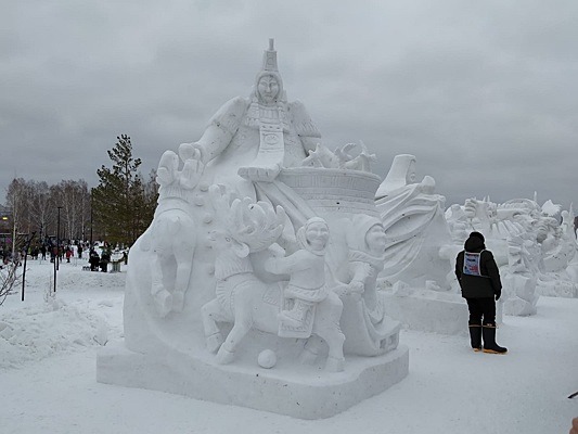 В новосибирском парке «Арена» восстановили все разрушенные скульптуры из снега