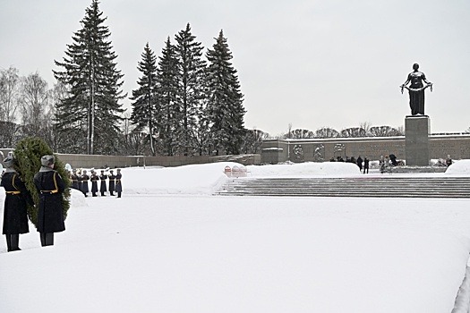 В Петербурге началась церемония возложения венков на Пискаревском кладбище