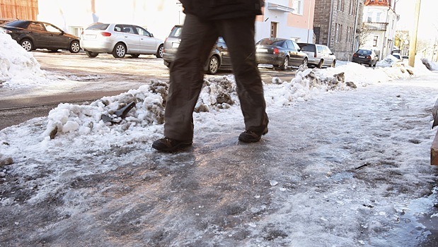 В Петербурге пенсионерка получила открытый перелом обеих ног после похода в больницу