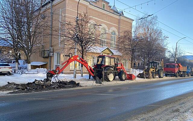 В Рязани у РГУ изменили движение транспорта из-за коммунальной аварии