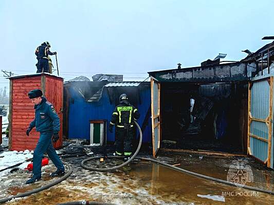 В Саратове горел склад с пиломатериалами