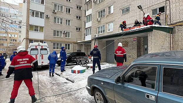 В Саратове женщина упала с девятого этажа на козырек подъезда