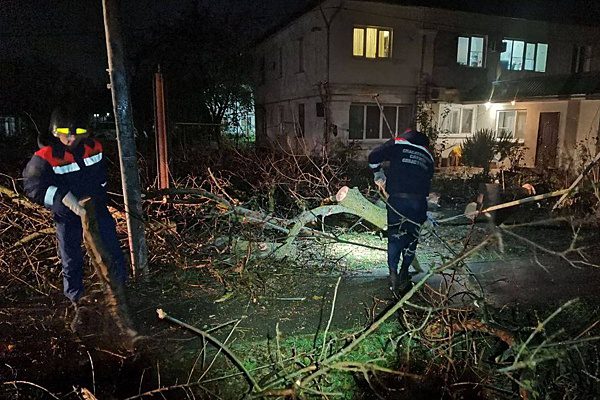 В Севастополе от урагана пострадали три человека и 14 эвакуированы