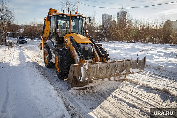 В Тюмени на дороге сгорела снегоуборочная техника