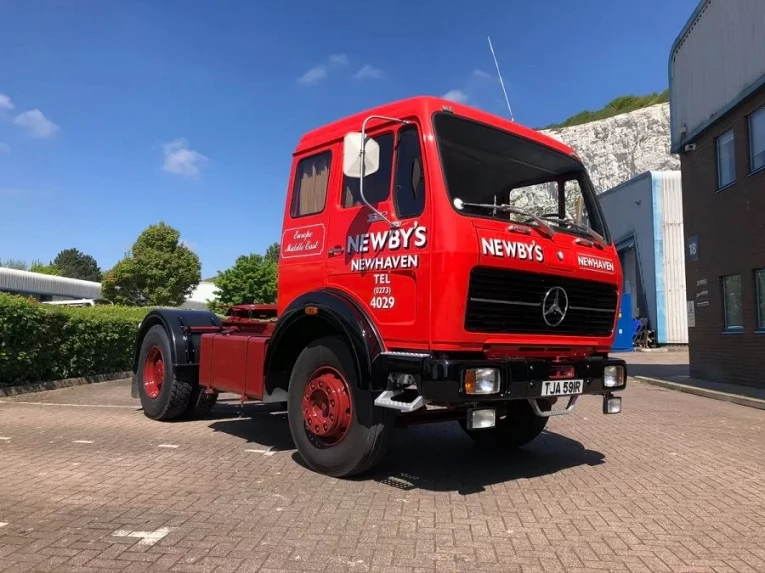 В Великобритании отреставрировали Mercedes-Benz Actros, возивший болиды Формулы-14