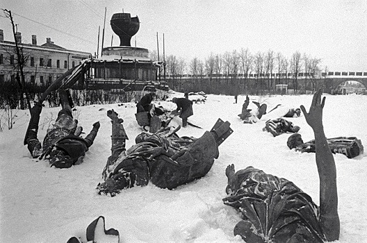 В Великом Новгороде 80 лет освобождения города от фашистов отметили парадом и выступлением пилотажной группы "Русские витязи"