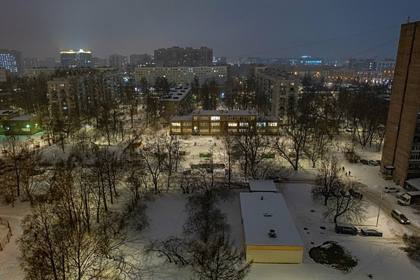 В жилом квартале на Малой Охте досрочно обновили наружное освещение