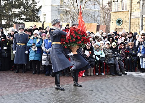 Военнослужащие ЦВО приняли участие в памятном митинге у Стелы в честь трудового подвига ленинградцев в Новосибирске