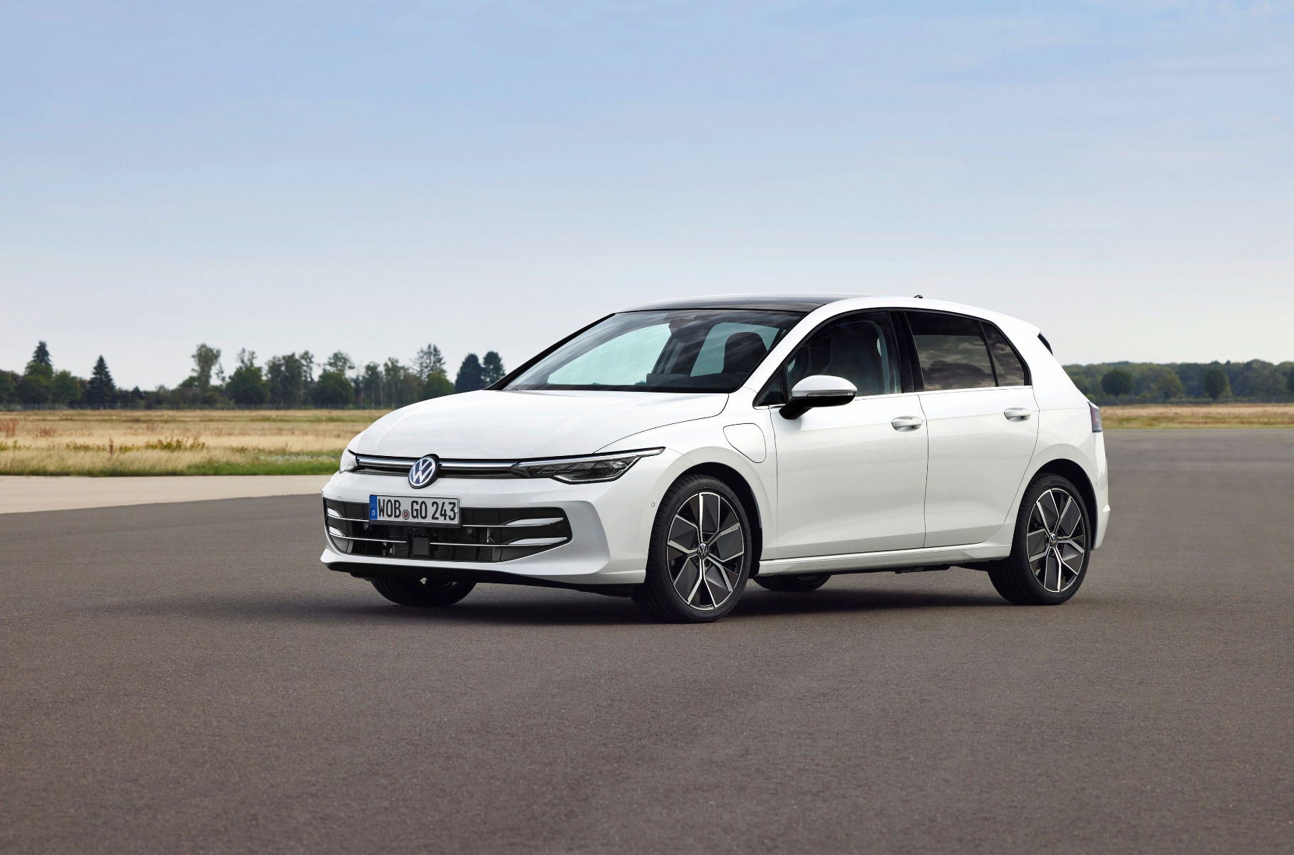 Volkswagen Golf обновился, стал «умнее» и мощнее2