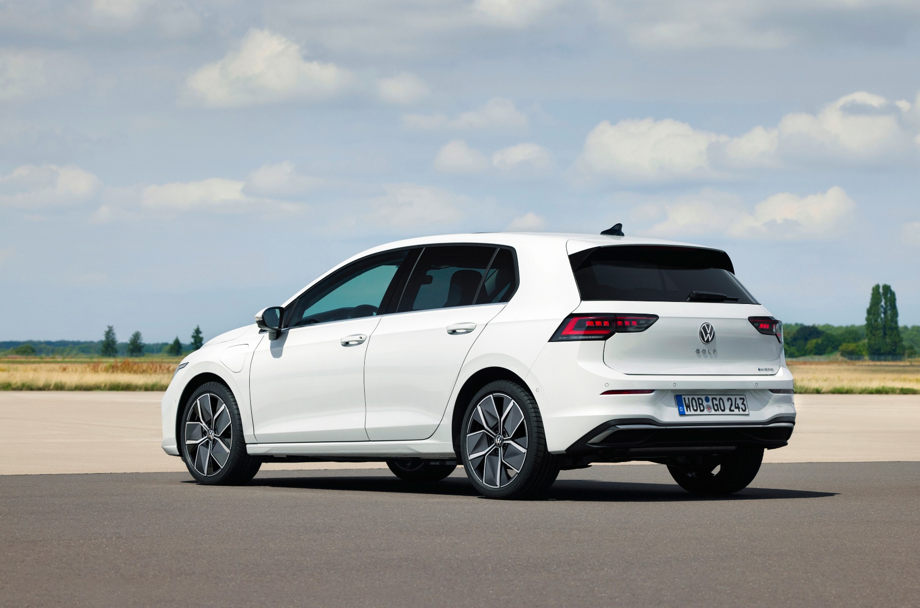 Volkswagen Golf обновился, стал «умнее» и мощнее3